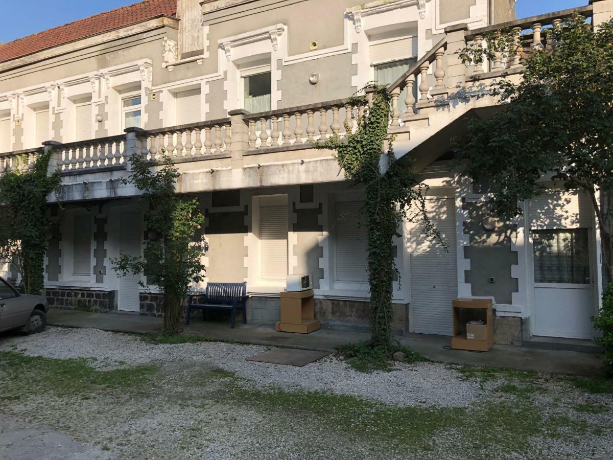 Aux Thermes Apartment *